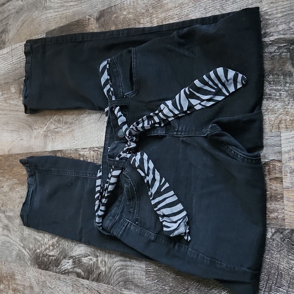 ❤️ 3/$20 Bundle Me!  Time and Tru bootcut size 8 black with zebra belt - Picture 6 of 9